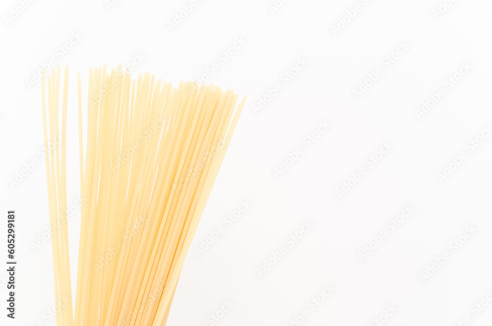 immagine in primo piano di fascio di spaghetti di grano duro su sfondo bianco immagine in primo piano di fascio di spaghetti di grano duro su sfondo bianco