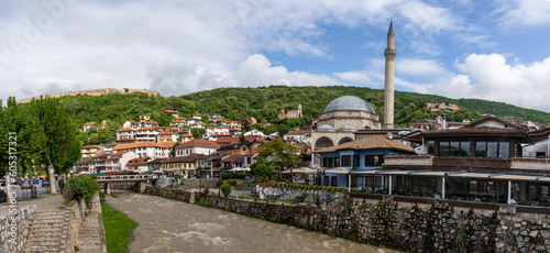 Panorama de Prizren, la rivière et la mosquée Sinan Pacha