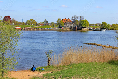 Elbe bei Hamburg: Zollenspieker Fährhaus / Angler