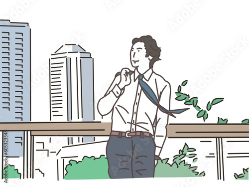屋外で黄昏れるビジネスマンの男性
