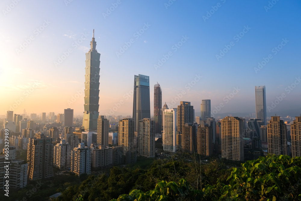 Fototapeta premium 台湾 台北市 象山、展望台（煙火平台）から見る夕暮れの台北市街