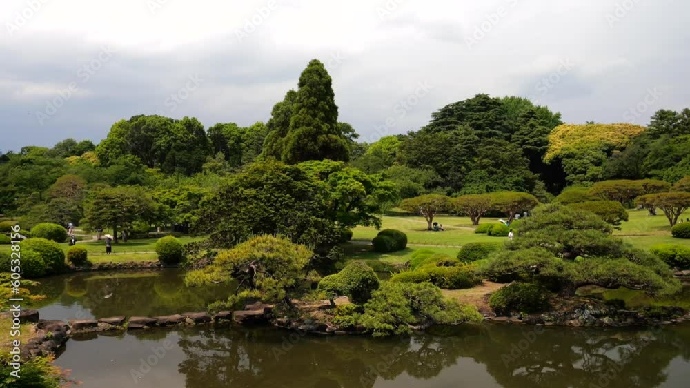 日本庭園を散策する人々がいる風景。 日本庭園を散策する人々がいる風景。