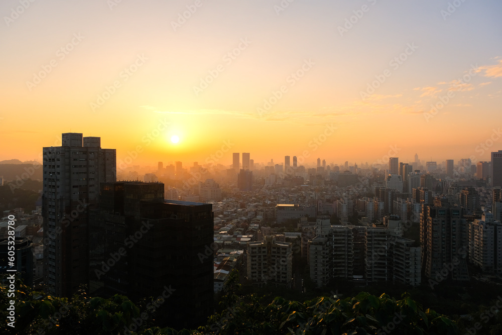 Obraz premium 台湾 台北市 象山、展望台（煙火平台）から見る夕暮れの台北市街