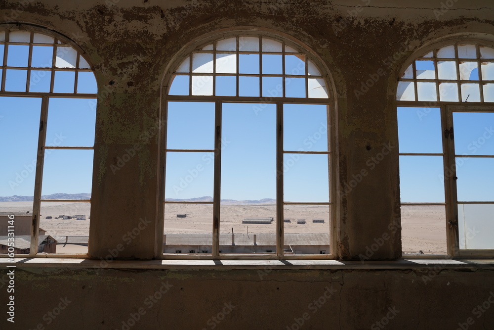 Fenster einer Ruine mit Blick in die Wüste, Namibia, Afrika
