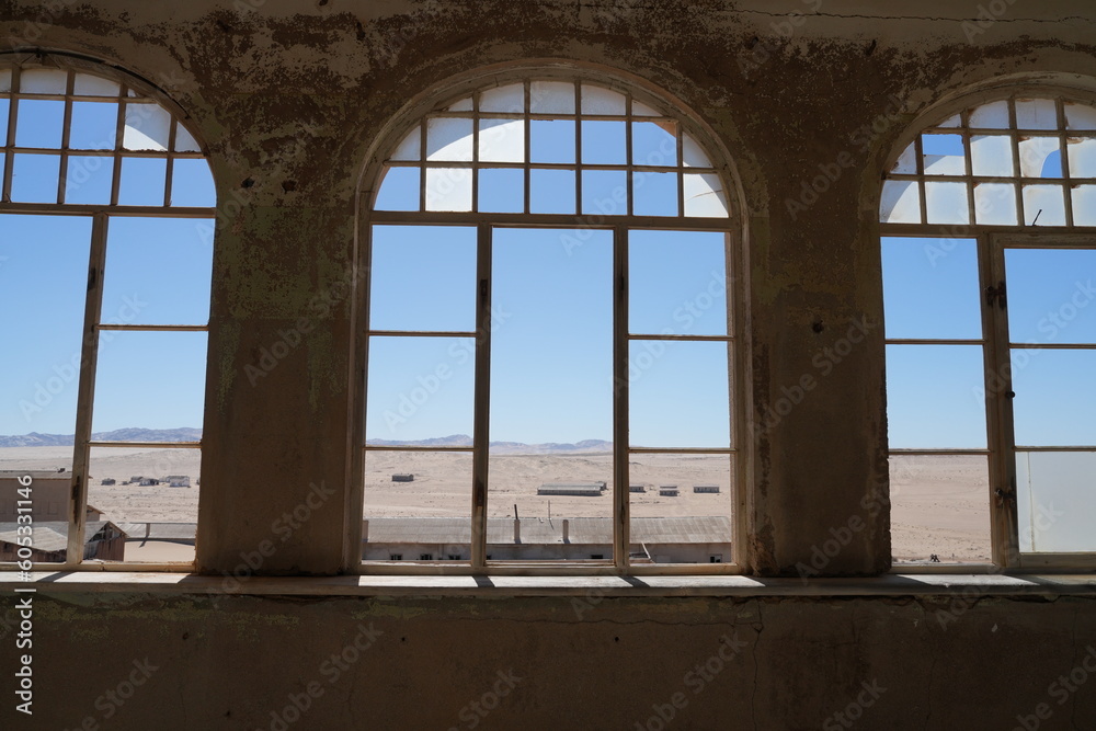 Fenster einer Ruine mit Blick in die Wüste, Namibia, Afrika Fenster einer Ruine mit Blick in die Wüste, Namibia, Afrika