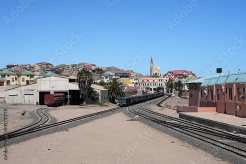 Ortsbild von Lüderitz mit Bahnhof, Zug, farbenfrohen Häusern und Kirche, Namibia, Afrika 