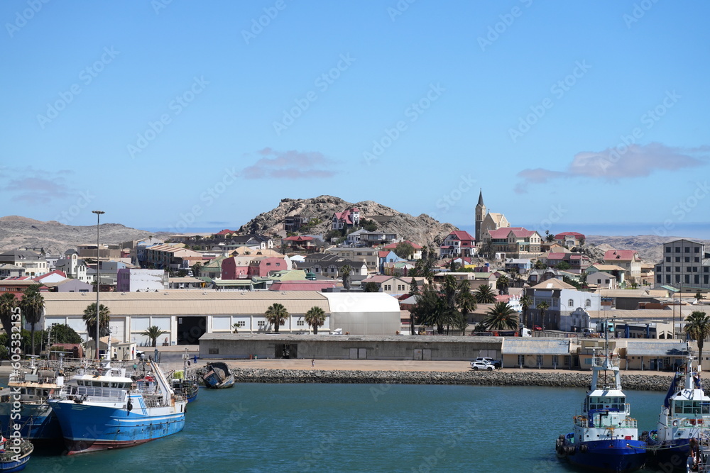Ortsbild von Lüderitz mit Hafen, Schiffen, farbenfrohen Häusern und Kirche, Namibia, Afrika 