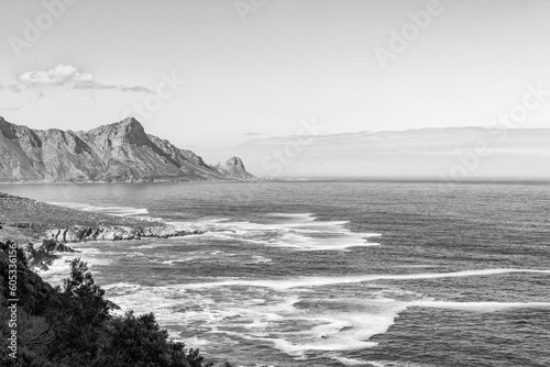 Φωτογραφία Rooiels visible across the bay from Clarence Drive. Monochrome