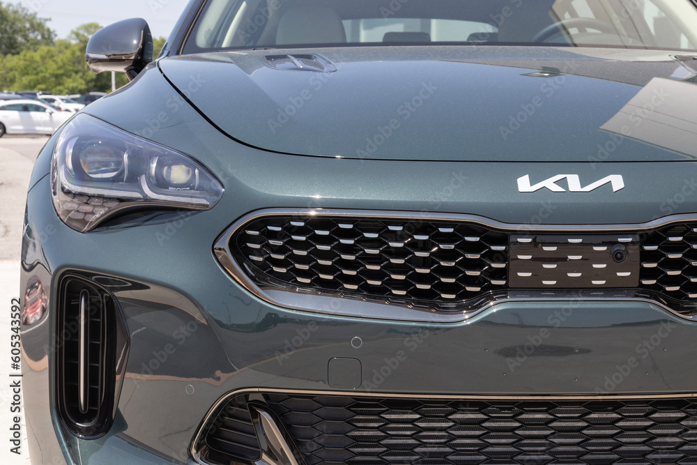 Foto de Kia Stinger Sports Sedan display at a dealership. Kia offers