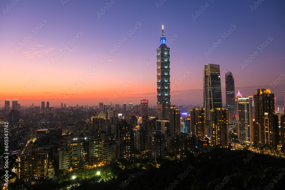 Fototapeta premium 台湾 台北市 象山、展望台（煙火平台）から見る台北の日没