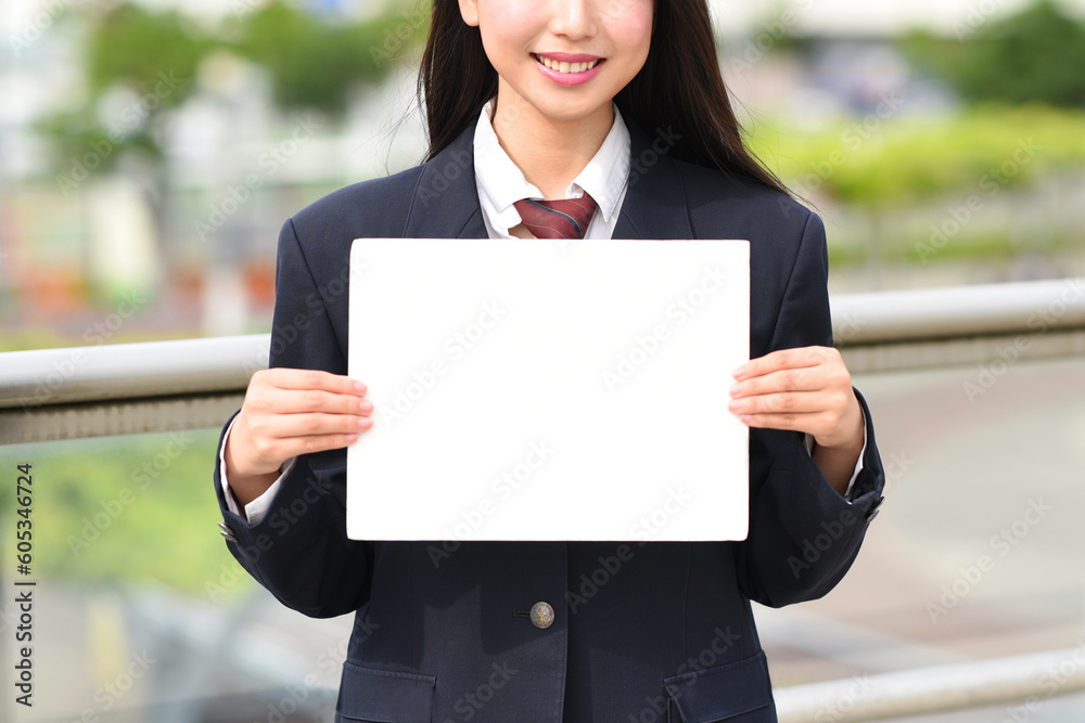 メッセージボードを持つ制服を着た女子学生 メッセージボードを持つ制服を着た女子学生