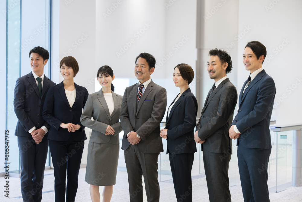 日本人(アジア系)のビジネスマンチーム複数名が未来を見上げる 全員集合 上にコピースペースあり 日本人(アジア系)のビジネスマンチーム複数名が未来を見上げる 全員集合 上にコピースペースあり
