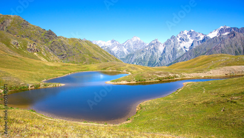 Fototapeta Naklejka Na Ścianę i Meble -  mountain lake in the snowy backdrop of the Caucasus mountain range in Georgia