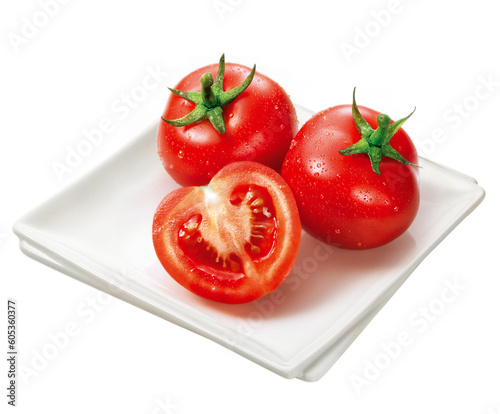 Prato quadrado com dois tomates inteiros molhados e um tomate cortado isolado em fundo transparente - tomate vermelho molhado © WP!