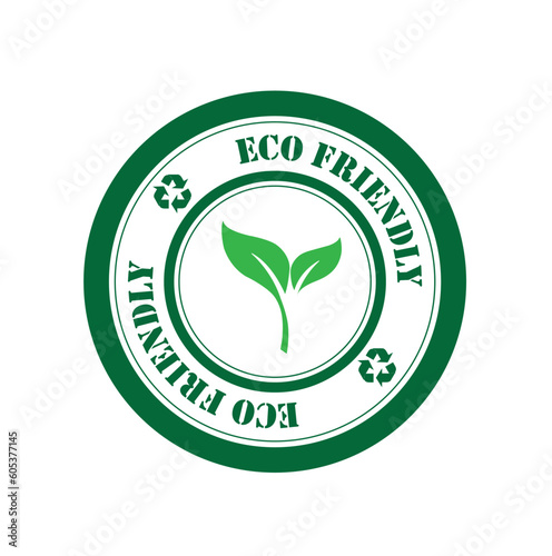 Sello ecológico verde con hojas y signo de reciclaje. Vista de frente y de cerca. Icono vector
