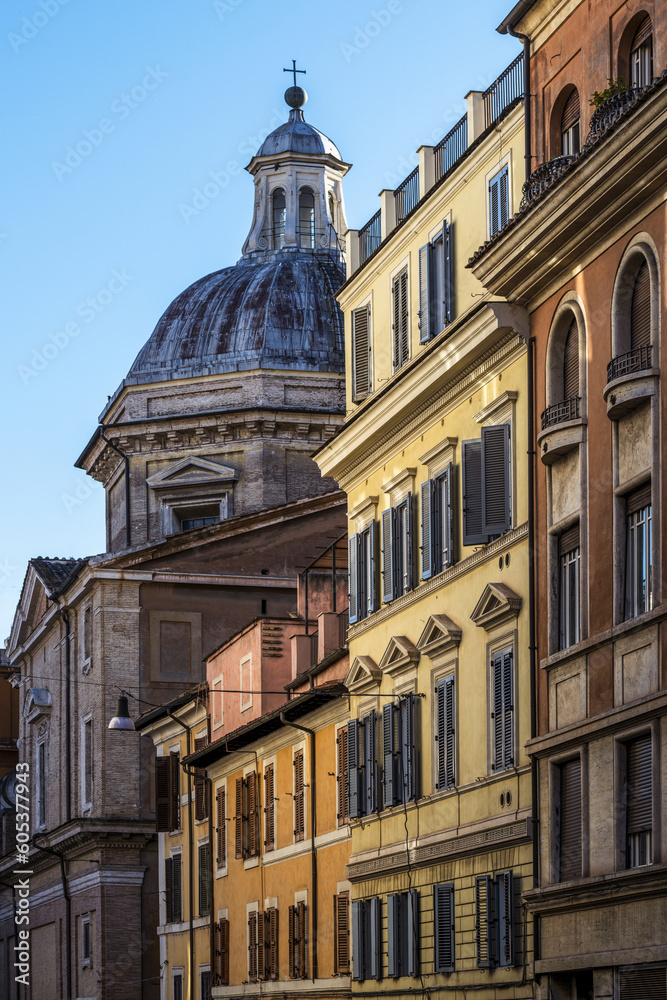 Clocher et immeubles à Rome
