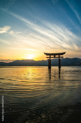 広島 宮島の厳島神社を照らす美しい夏の夕景