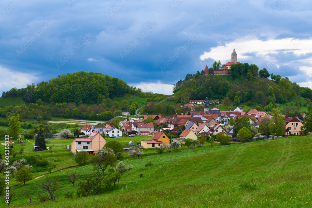 Blick zur Leuchtenburg und den Ort Seitenroda in Thüringen