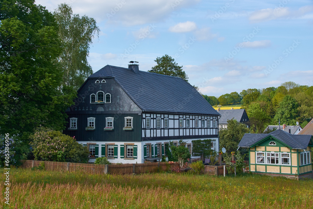 Umgebindehaus in der Oberlausitz im Sommer