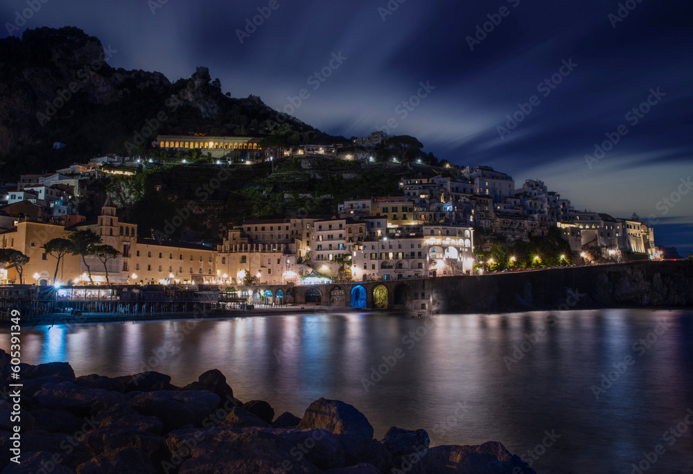 Fototapeta premium Blick auf Amalfi bei Nacht