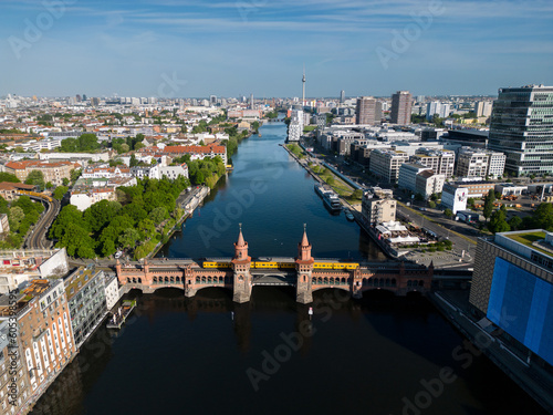 Oberbaumbrücke zwischen Kreuzberg und Friedrichshain, Berlin, Deutschland