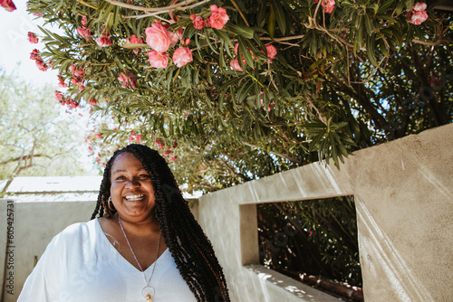 Fotografie portrait of a plus size afro latinx haitian american smiling under a tree