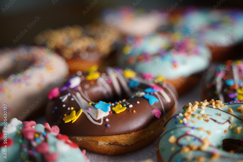 donuts de chocolate com confetes