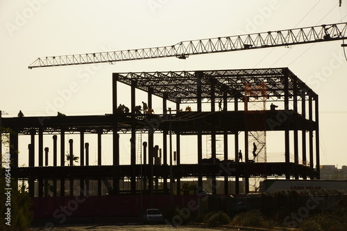 Construcción a contraluz durante el atardecer.