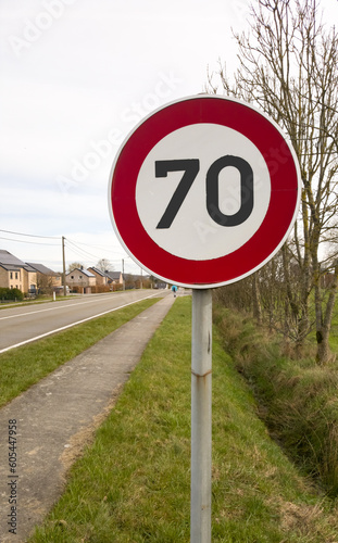 Panneau de limitation de vitesse à 70 km/h