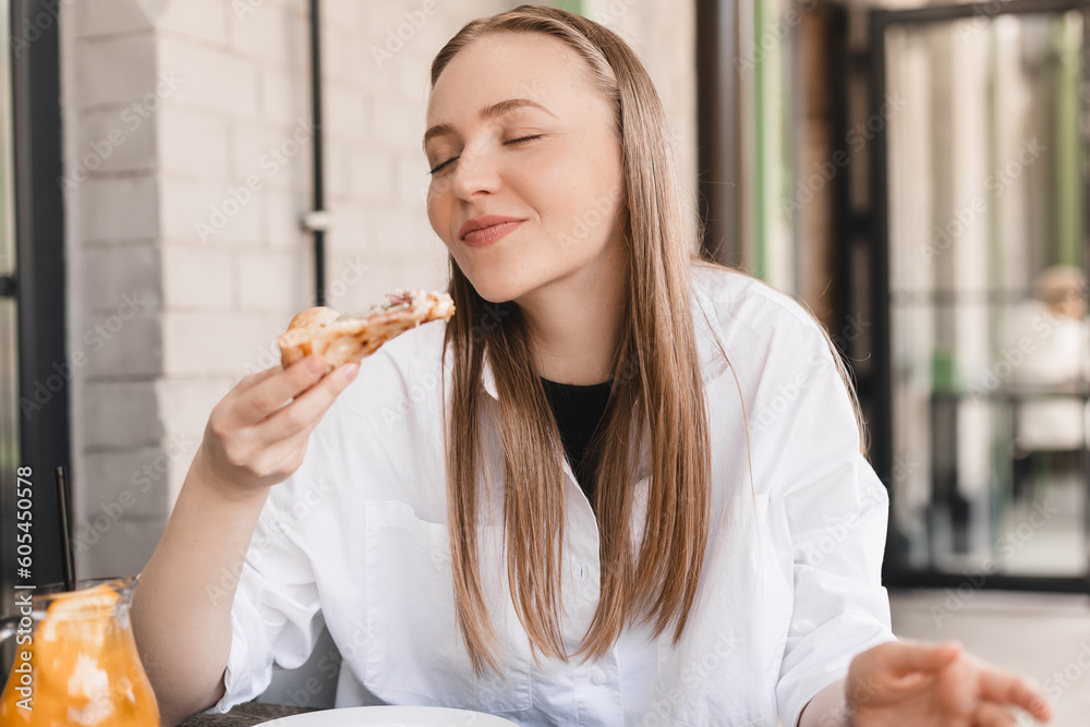 Φωτογραφία Woman eating tasty pizza outdoor in street cafe
