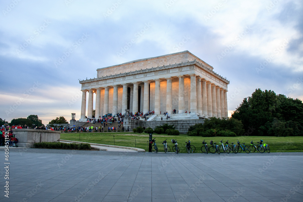 edificio memorial washington D.C. con fondo nublado.