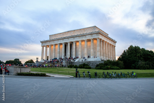 edificio memorial washington D.C. con fondo nublado.