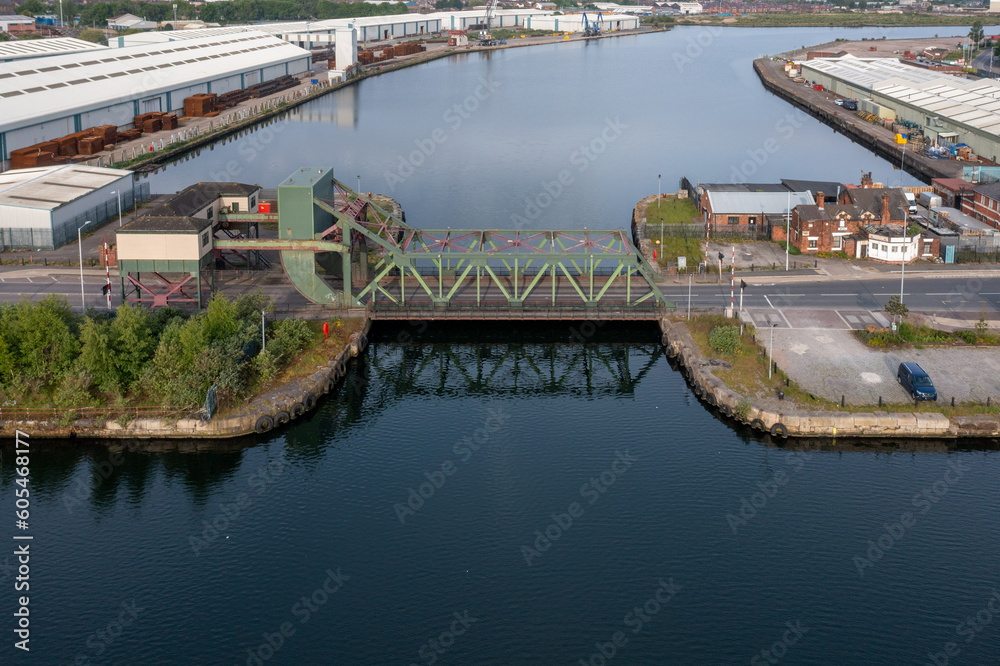 Obraz premium Green Bascule bridge Wirral Waters