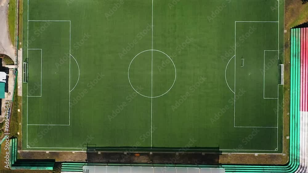 Desde las alturas: Contemplando una cancha de fútbol profesional desde el cielo - Una cancha de fútbol profesional vista desde el cielo