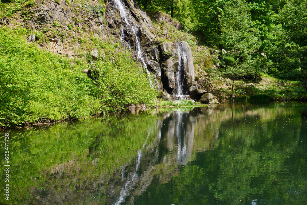 Blick auf den Luisenthaler Wasserfall im Park Altenstein bei Bad Liebenstein