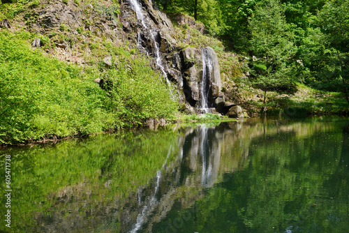 Blick auf den Luisenthaler Wasserfall im Park Altenstein bei Bad Liebenstein