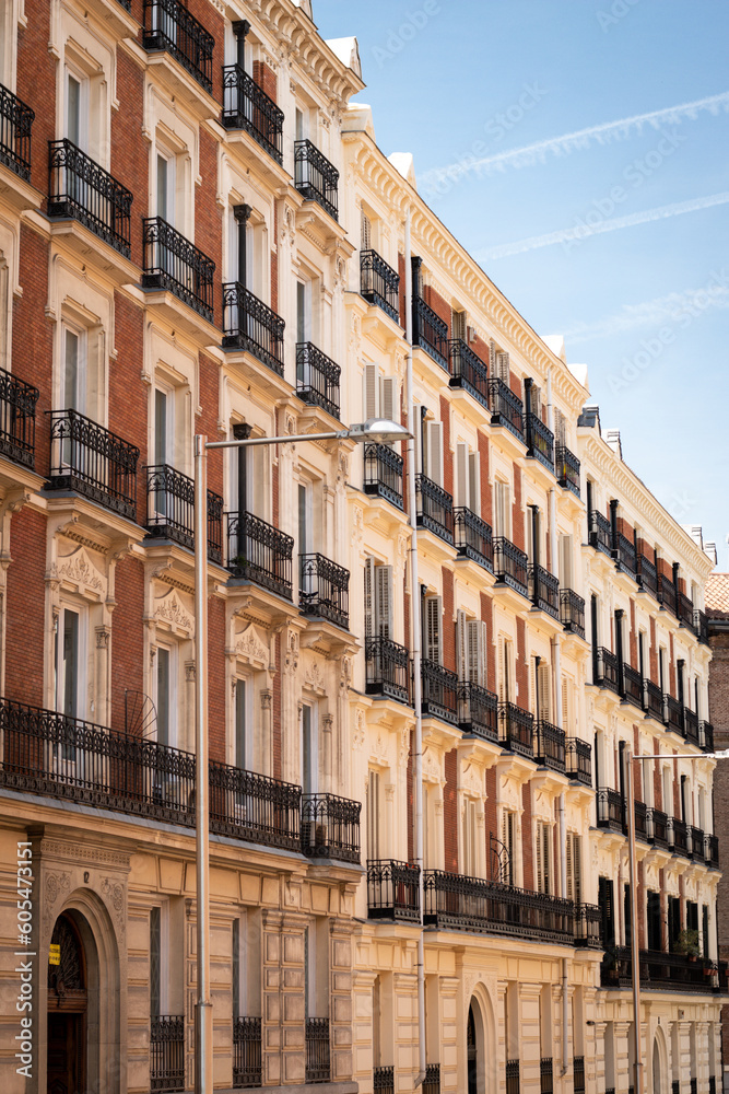 Häuserfassade in Madrid, Spanien