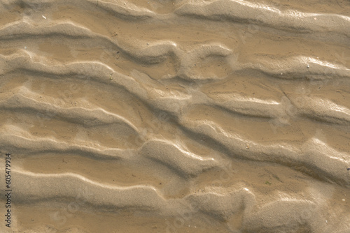 Sand am Strand von Norderney, Wellenmuster mit Wasser