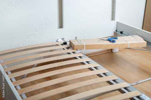 Foto The furniture assembler assembles the bed frame, do it yourself and assemble new furniture