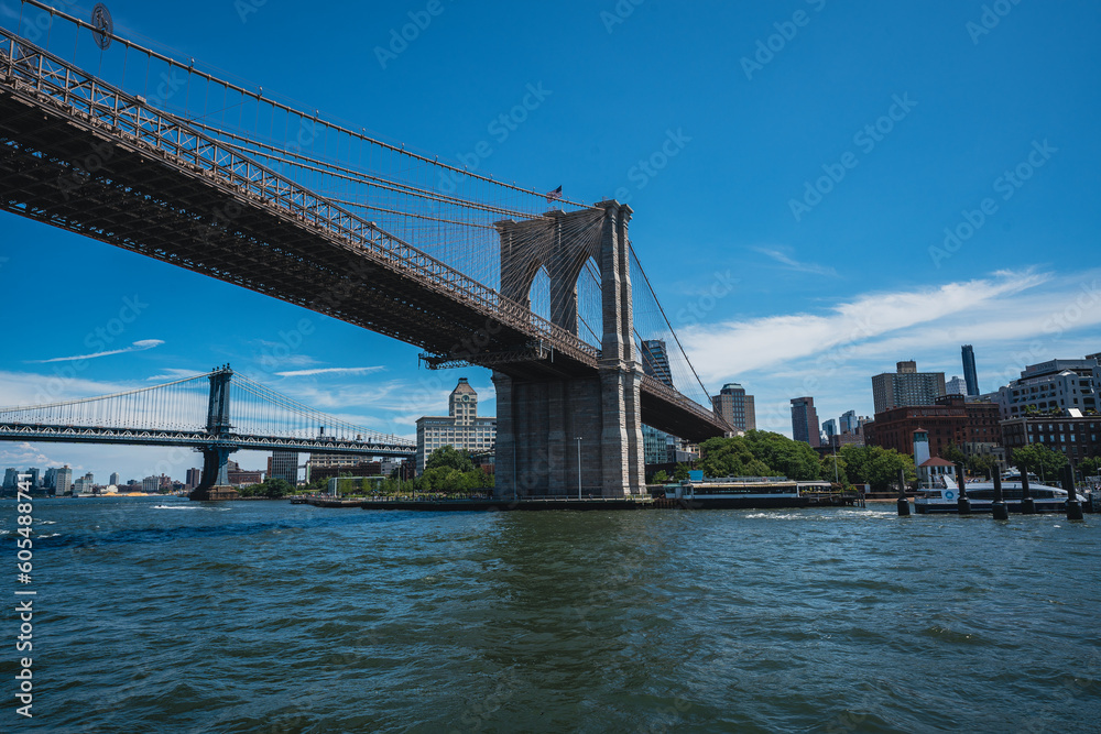 Obraz premium Brooklyn Bridge with Manhattan Bridge to the left and Bridge Park to the right. 