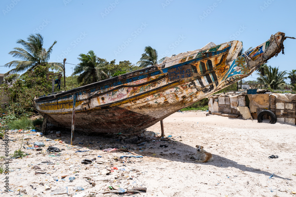 de vieilles pirogues sur la plage d'un port de pêche à Dakar au Sénégal en Afrique de l'Ouest