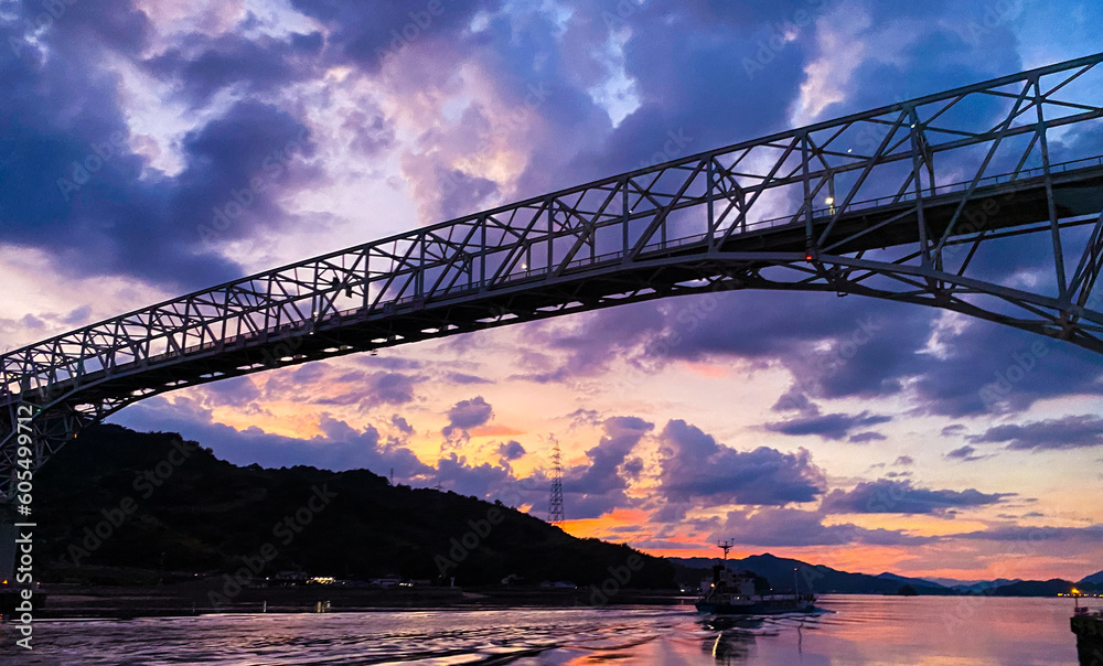 Fototapeta premium 夕焼けの早瀬大橋