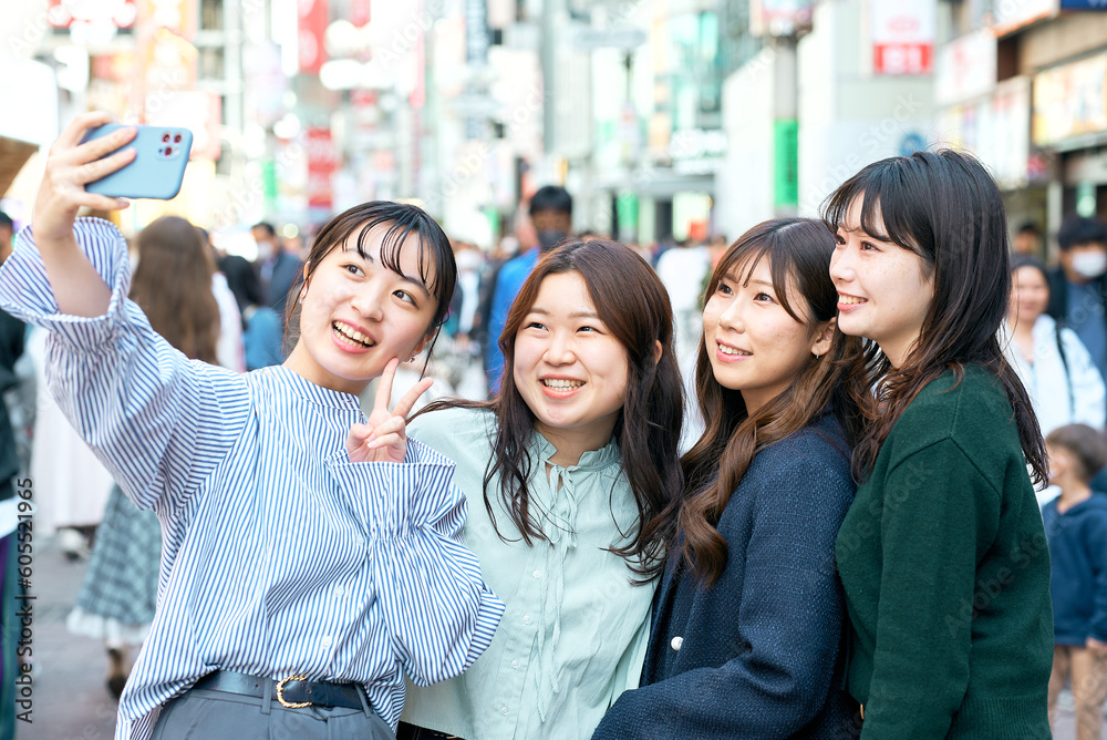 Obraz premium 街中で自撮りする4人の女性達