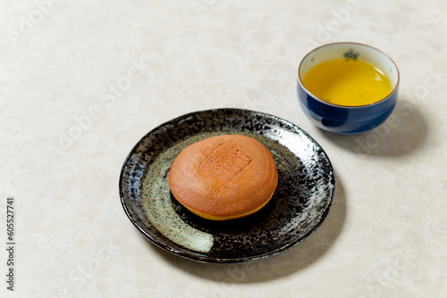 和菓子　どら焼き　しっとり、ふわふわの生地の間に粒あんがたっぷり入った美味しい和菓子 photo