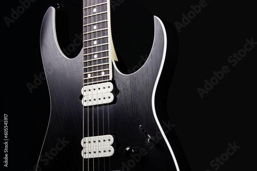 Konstfotografi black electric guitar body with strings and frets with pick up on black backgrou