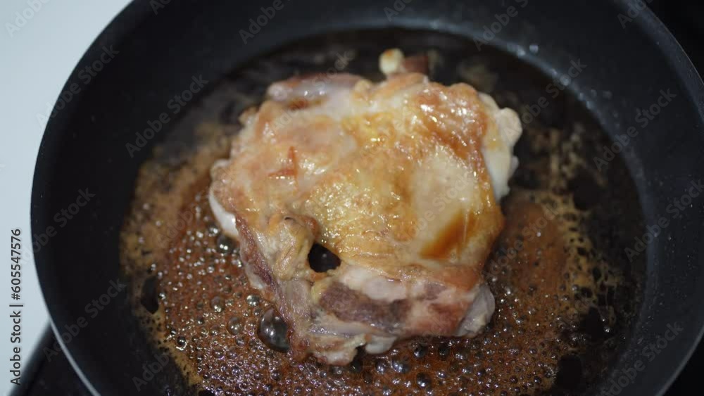 鶏の照り焼きを作る様子 鶏の照り焼きを作る様子