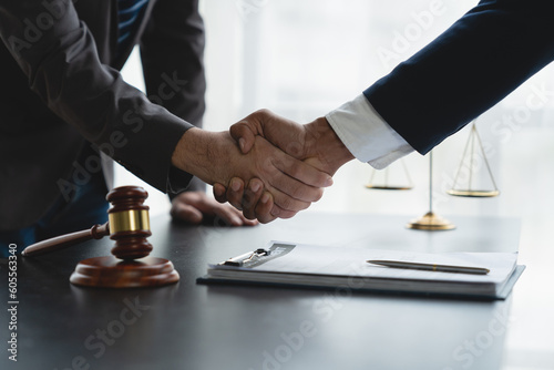 Fotografia Businessmen, investors shake hands with lawyers to sign partnership agreements involved in financing the business together