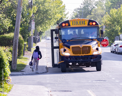 Enfant entrant dans un autobus scolaire photo