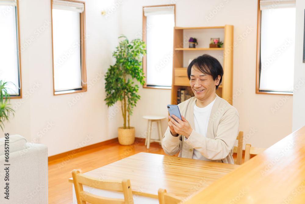 携帯電話を使用して成熟した日本人男性