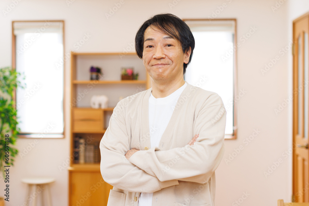 家に立っているカジュアルな服を着た成熟した日本人 家に立っているカジュアルな服を着た成熟した日本人
